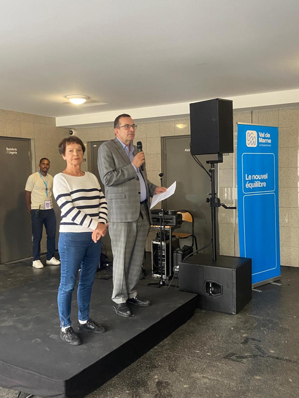 REMISE DES ORDINATEURS AUX COLLÉGIENS DE&nbsp;CHENNEVIÈRES